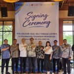 Foto bersama jajaran PLN UP3 Ciracas dan seluruh pelanggan peserta penandatanganan SPJBTL usai pelaksanaan Signing Ceremony Perjanjian Jual Beli Tenaga Listrik Pelanggan Tegangan Menengah.