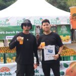 Pengunjung menikmati produk UMKM binaan PLN UID Jakarta Raya di area Plaza Timur Stadion Utama Gelora Bung Karno (SUGBK) selama gelaran FIFA ASEAN Cup 2026.
